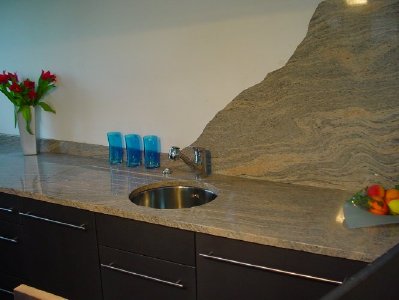 K�chenarbeitsplatte mit R�ckwand aus Granit marmoriert mit Abtropfrillen und Unterbau-Waschbecken - K�chenarbeitsplatten K�chenplatten Steinplatten Granitplatten Granitarbeitsplatten K�chenabdeckplatten K�chenabdeckung Steinabedeckung