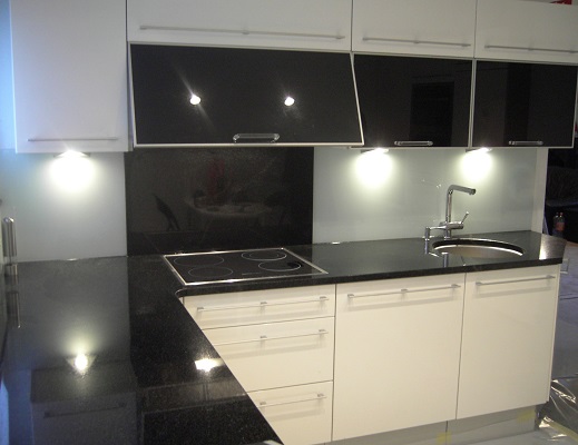 K�chenplatte aus dunklem Granit mit Unterbau Waschbecken mit Glas-R�ckwand und Stein-R�ckwand K�chenabdeckung Granitarbeitsplatte Granitplatte Steinplatte K�chenplatte K�chenarbeitsplatte