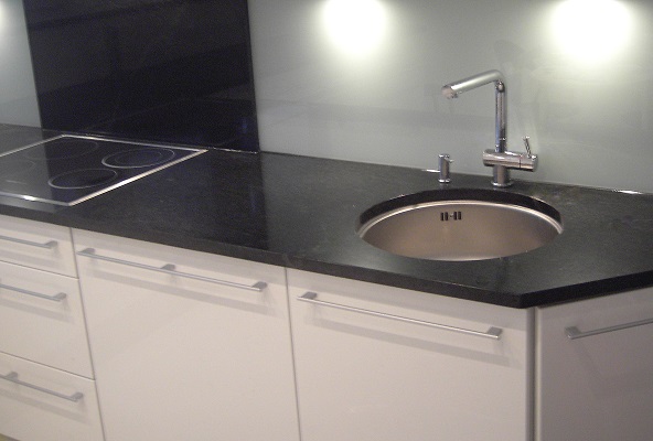 Steinplatte aus dunklem Granit mit Unterbau Waschbecken mit Glas-R�ckwand und Stein-R�ckwand K�chenabdeckung Granitarbeitsplatte Granitplatte Steinplatte K�chenplatte K�chenarbeitsplatte