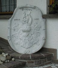 Familien-Wappen hergestellt in Eigenproduktion durch Steinmetz Meister Brugger Karl-Heinz in Vorarlberg Lustenau aus �sterreichischem hellem Marmor