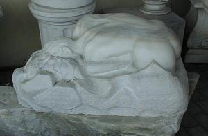 Liegende Skulptur aus �sterreichischem frostbest�ndigen bunten Marmor - in Eigenproduktion hergestellt von Steinmetz Meister Brugger Karl-Heinz - Massivstein.at in Vorarlberg Lustenau �sterreich