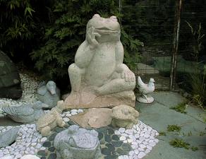 Frosch gemeiselt aus beigem frostbest�ndigem �sterreichischen Marmor - in Eigenproduktion hergestellt von Steinmetz Meister Brugger Karl-Heinz in Lustenau, Vorarlberg, �sterreich