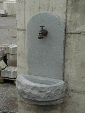 Rustikaler Wandbrunnen aus Granit vom Steinmetz Meister Karl-Heinz Brugger - Massivstein.at in Lustenau Vorarlberg �sterreich