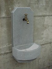 Wandbrunnen aus Granit mit Wasserhahn - in Eigenproduktion hergestellt vom Steinmetz Meister Karl-Heinz Brugger - Massivstein.at in Lustenau Vorarlberg �sterreich