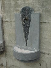 Moderner Wandbrunnen aus Granit - in Eigenproduktion hergestellt vom Steinmetz Meister Karl-Heinz Brugger - Massivstein.at in Lustenau Vorarlberg �sterreich