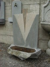 Moderner Wandbrunnen aus verschiedenen Graniten - in Eigenproduktion hergestellt vom Steinmetz Meister Karl-Heinz Brugger - Massivstein.at in Lustenau Vorarlberg �sterreich